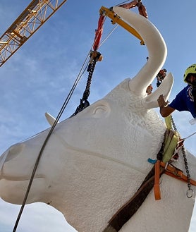 Imagen secundaria 2 - El buey que coronará la torre de San Lucas de la Sagrada Familia