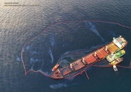 Gibraltar vuelve a poner al buque OS35 la barrera anticontaminación