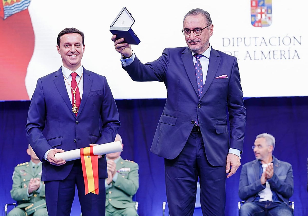El presidente de la Diputación de Almería, Javier A. García, y el periodista Carlos Herrera.
