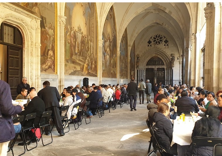 El arzobispo de Toledo comparte unas migas con 180 pobres en la catedral