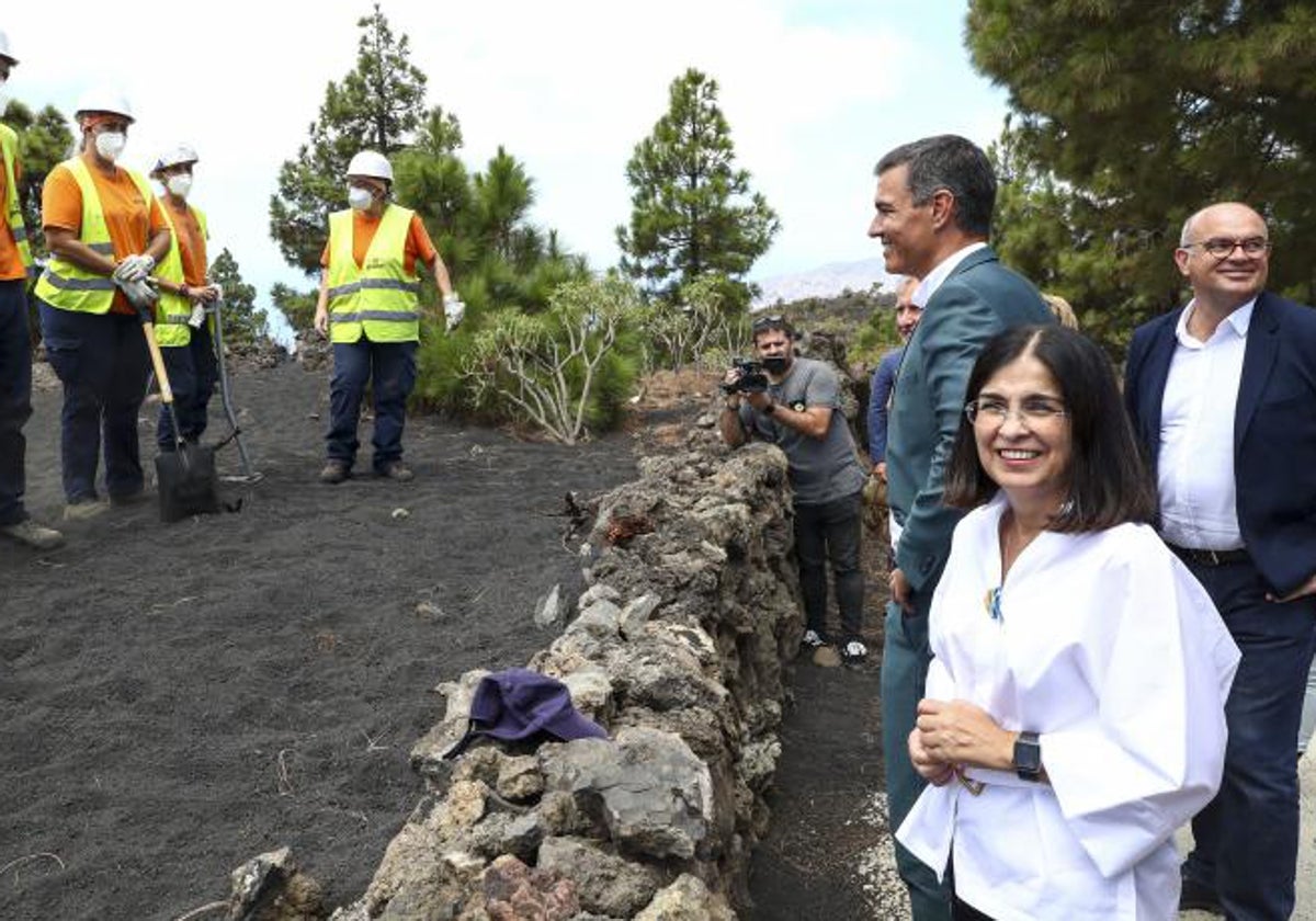 Pedro Sánchez y la ministra Carolina Darias, en una de las visitas oficiales a La Palma por el volcán