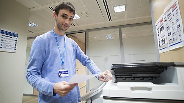 Pablo Cáceres, junto a la fotocopiadora del Área de Hacienda y Personal