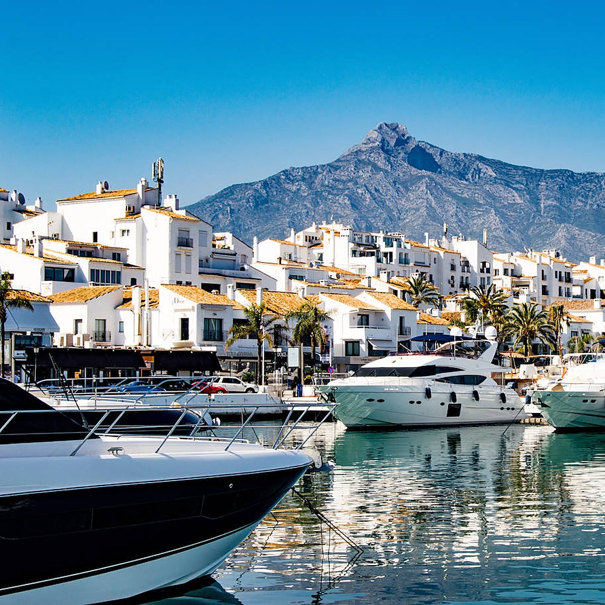 Detenidos cinco jóvenes tras retener a dos chicas menores en una casa de Marbella