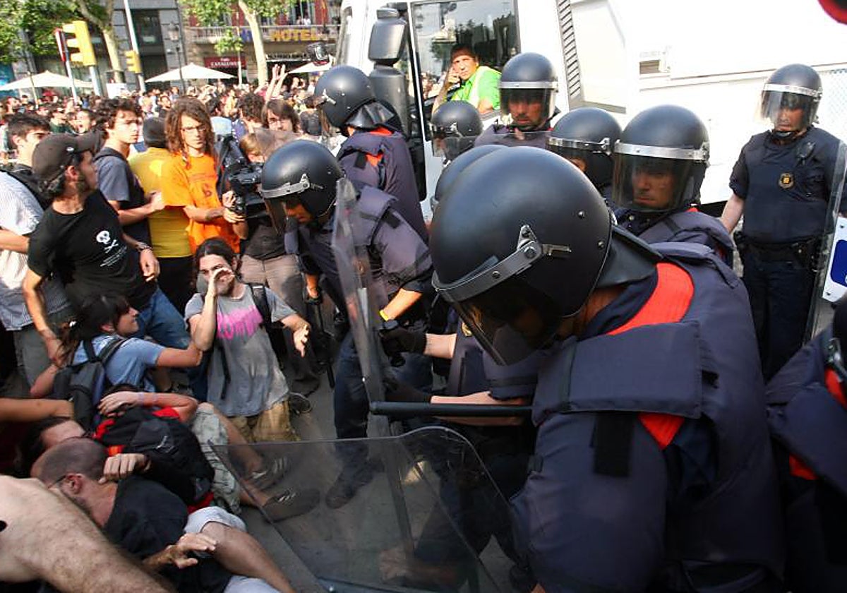 Los Mossos desalojan a los 'indignados' de plaza Cataluña en 2011