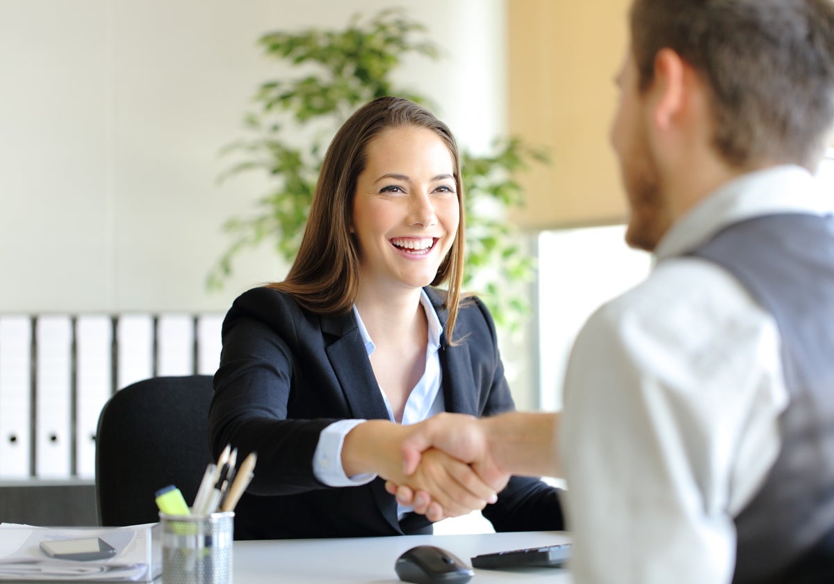 Dos personas se estrechan la mano tras una entrevista de trabajo