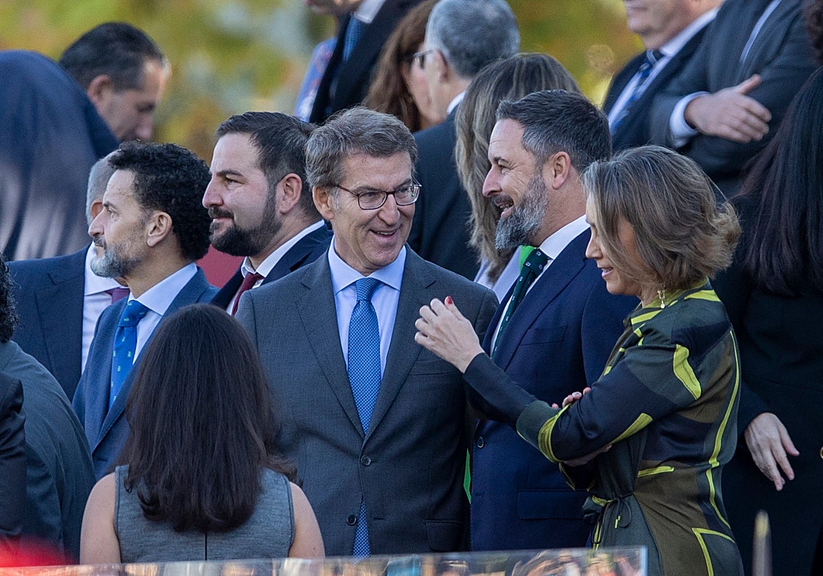 Alberto Núñez Feijóo conversa con Santiago Abascal, el pasado 12 de octubre