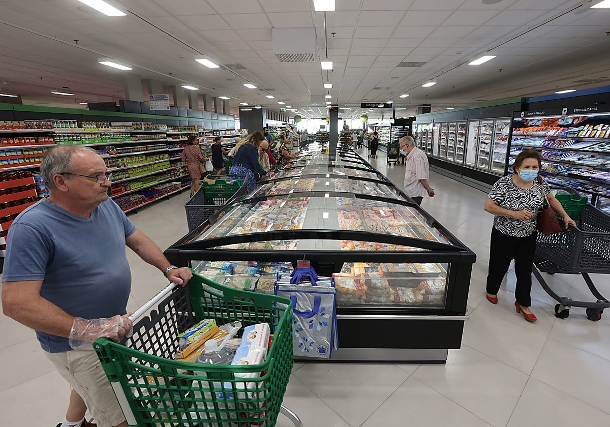 Clientes en el supermercado de Noreña que abrió Mercadona en junio