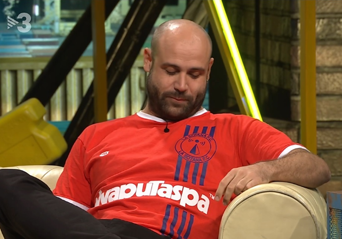 Manel Vidal, colaborador del programa, con la camiseta mencionada