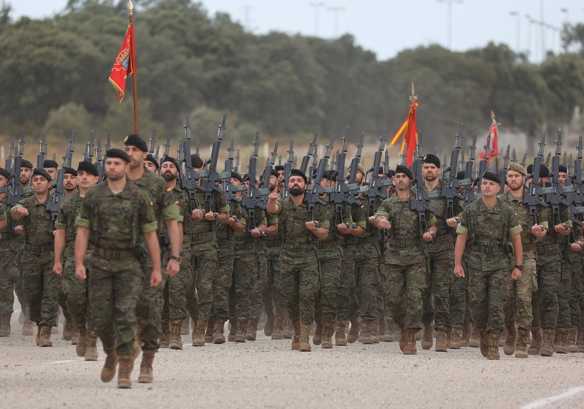 Los soldados de Córdoba, en el desfile previo a su salida a Letonia