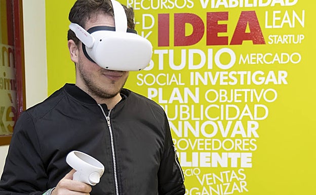 Estudiante utilizando las gafas de realidad virtual