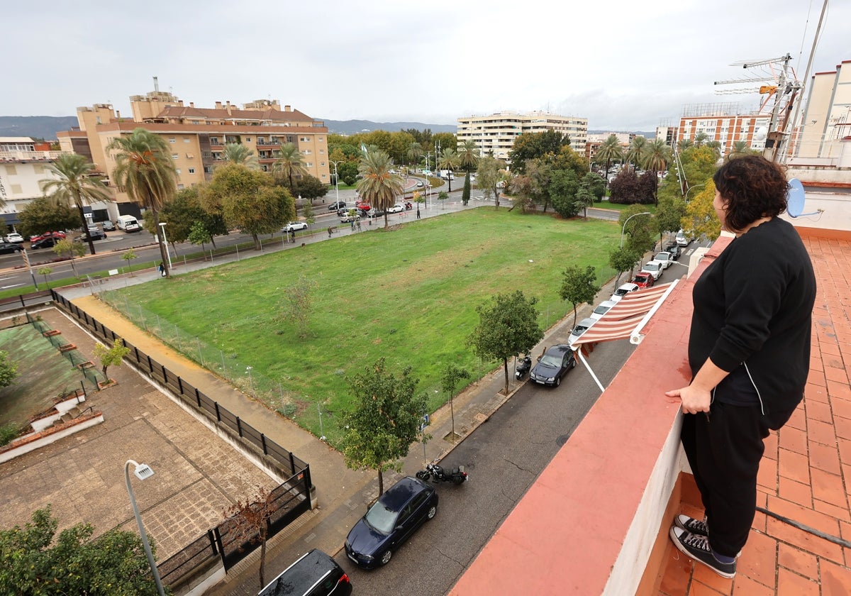 Una vecina mira el solar en el que irá el edificio deportivo