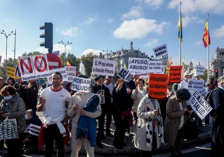 Madrid elimina el requisito de la nacionalidad española para poder captar a 140 médicos extracomunitarios al año