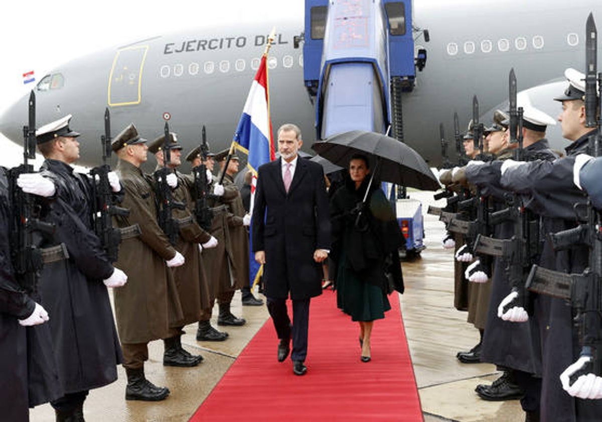 Los Reyes a su llegada al aeropuerto de Zagreb