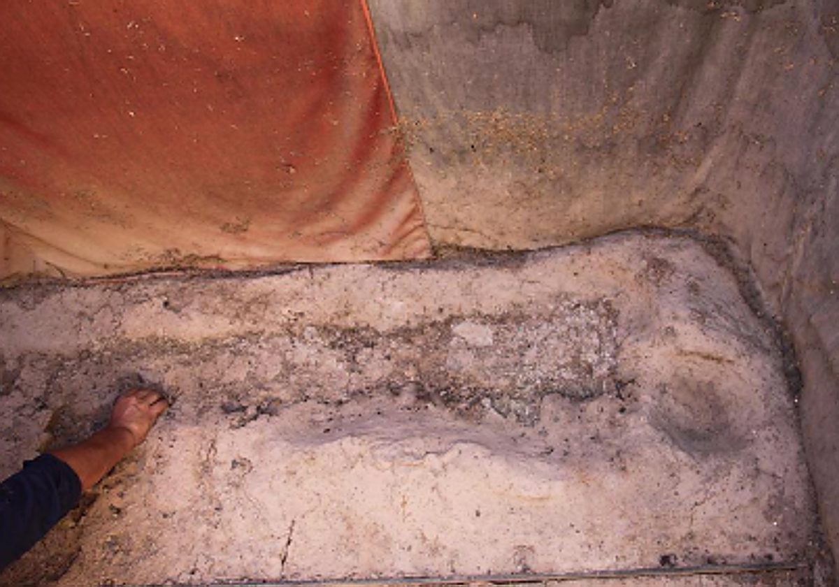 Imagen de la placa con la silueta petrificada de José Antonio Primo de Rivera.