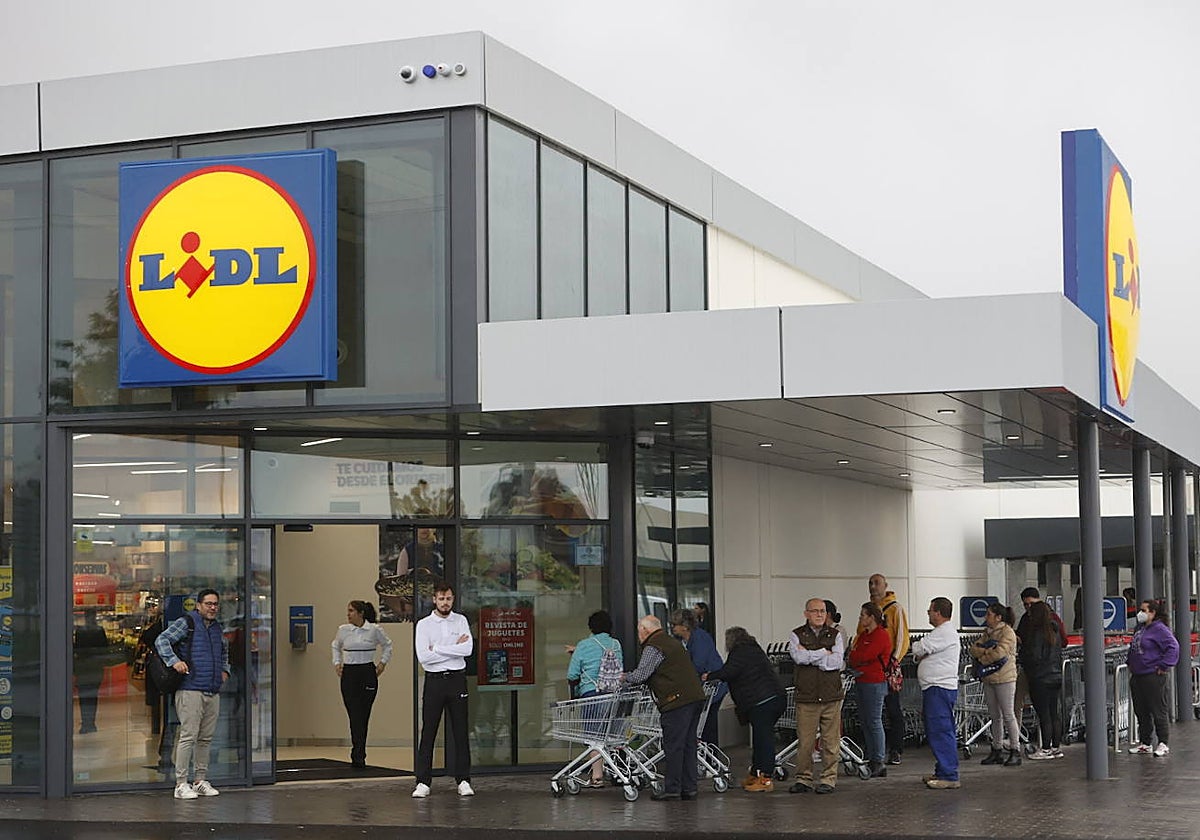 Cola de personas en el momento de la apertura del nuevo Lidl