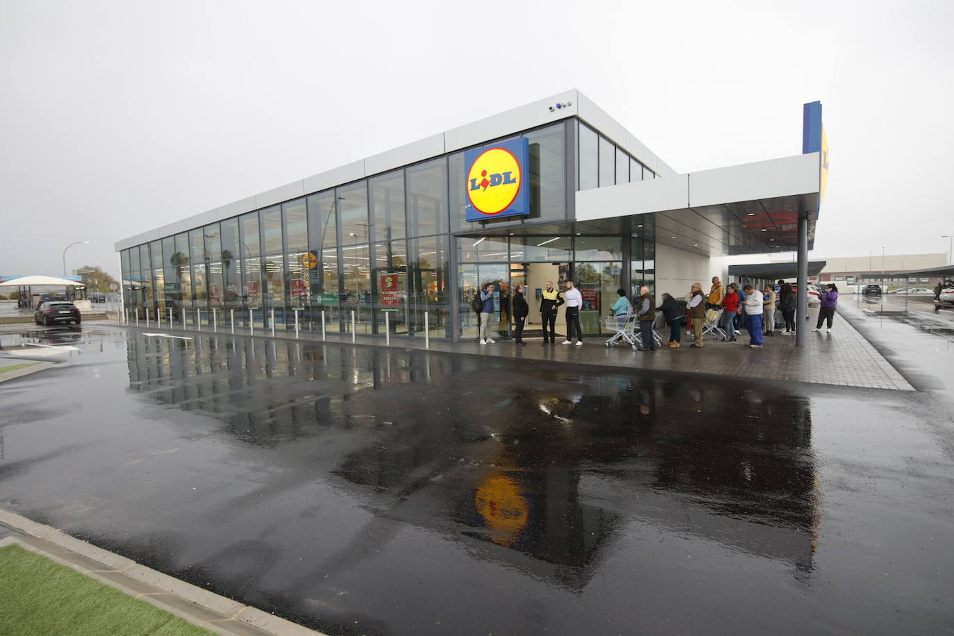 La inauguración del nuevo Lidl de la carretera de Palma del Río, en imágenes
