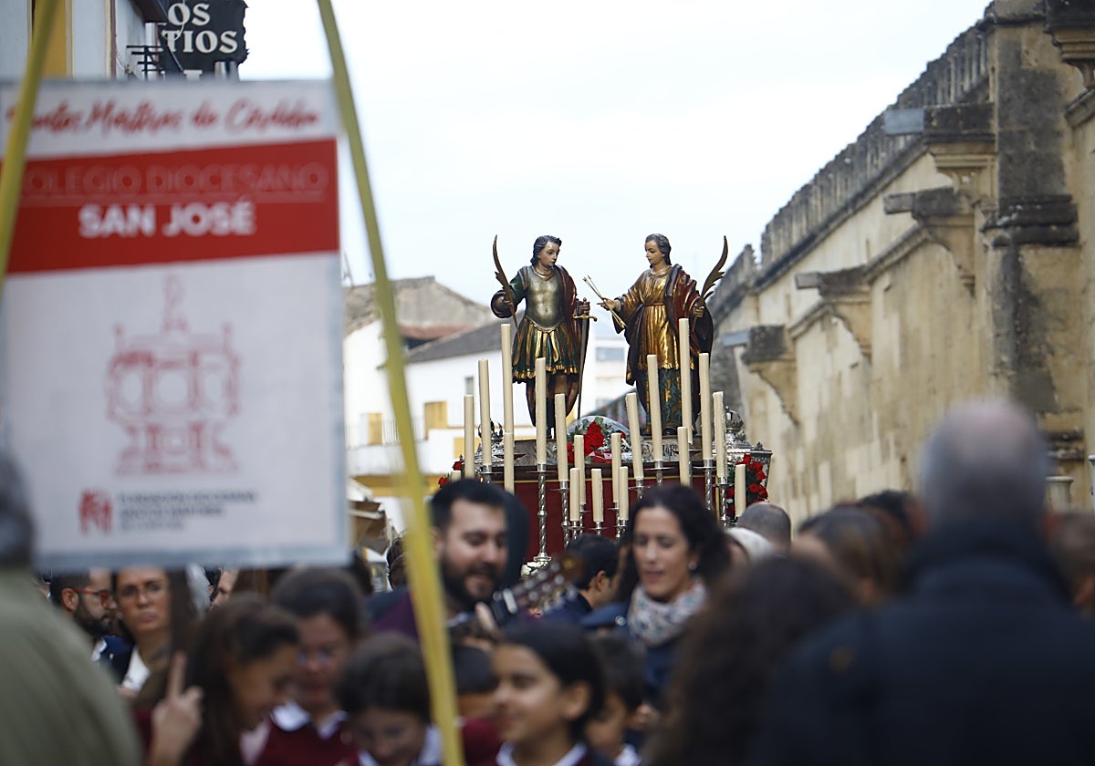 San Acisclo y Santa Victoria, precedidos por los niños