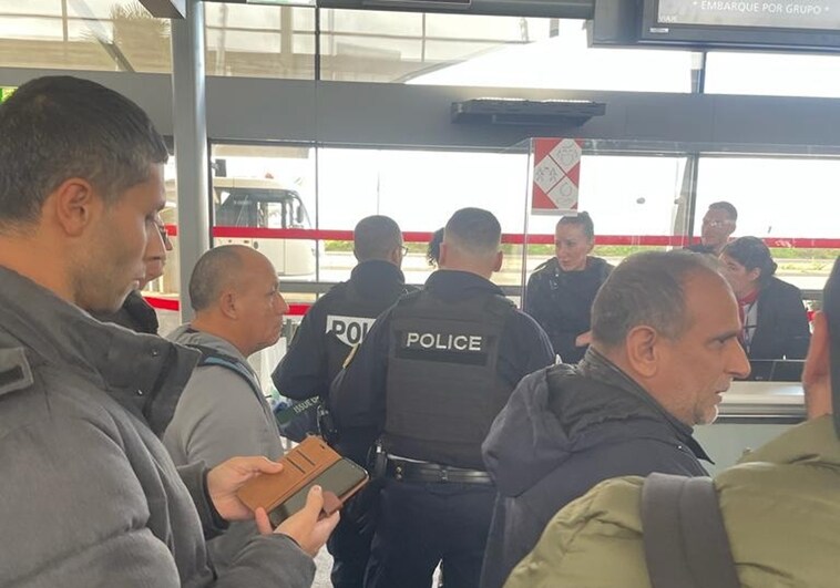 La «odisea» de un grupo de españoles atrapados en el aeropuerto de París: «Nos sentimos como ganado»