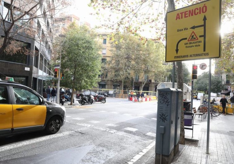 Nueva traba al coche en Barcelona: prohíben el uso de la calle Consell de Cent para cruzar la ciudad