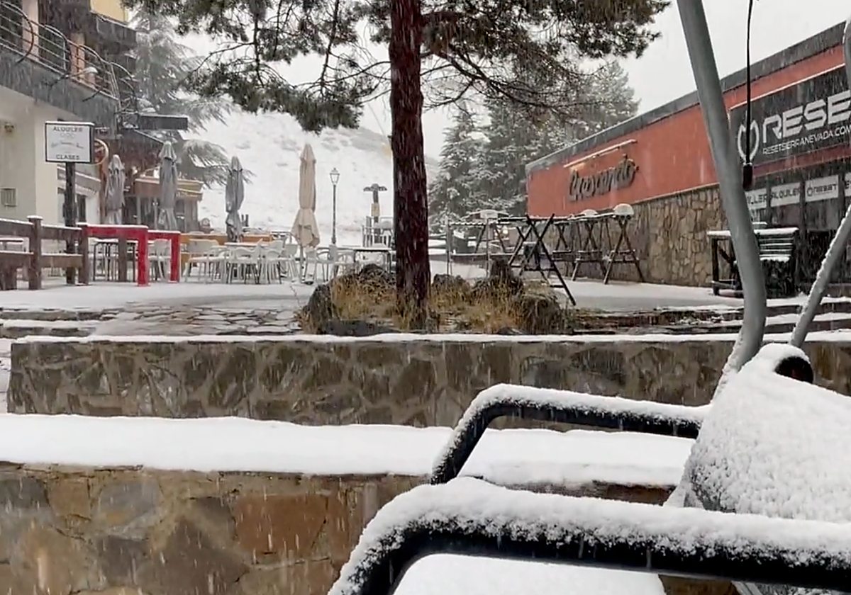 Imagen de la nieve caída en Sierra Nevada este viernes