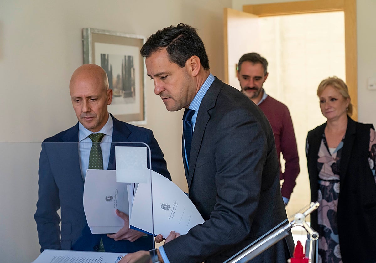 Los portavoces de Vox, Carlos Menéndez, y PP, Raúl de la Hoz, registran sus enmiendas a los Presupuestos de Castilla y León para 2023