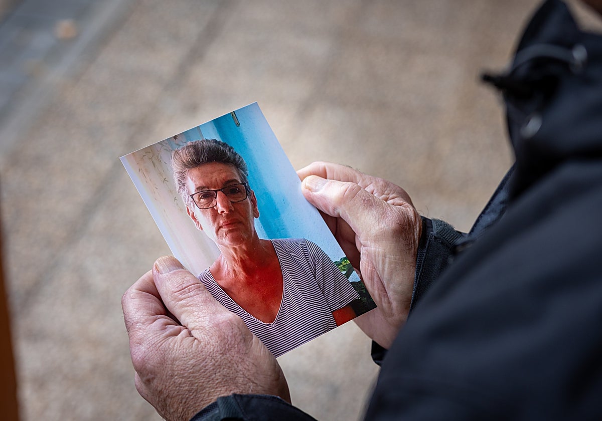 Miguel sostiene una foto de su mujer Tere, desaparecida desde hace 84 días