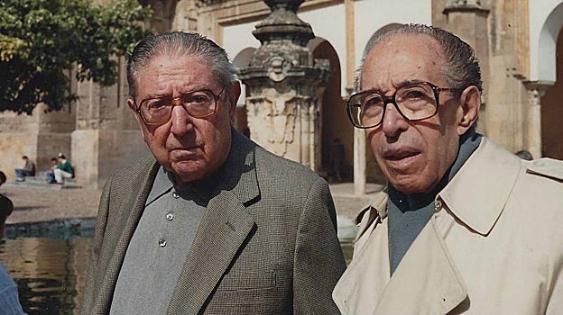 Rafael Botí y Ángel López-Obrero, en el Patio de los Naranjos