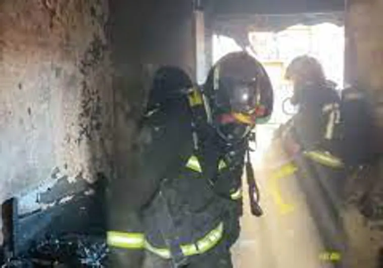 Un incendio en una vivienda en Alcalá deja un hombre herido grave y otras once personas atendidas