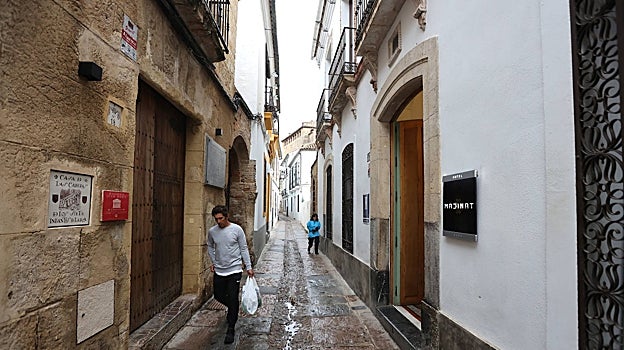 Frente a frente el hotel Madinat y la Casa de las Cabezas, convertida en alojamiento de súperlujo