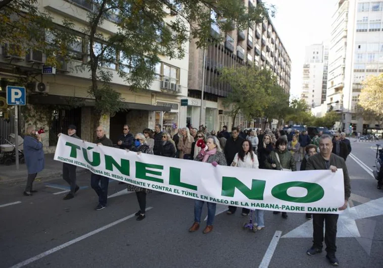 «¡Túnel no!»: los vecinos del paseo de La Habana vuelven a protestar por el futuro 'parking' del Bernabéu