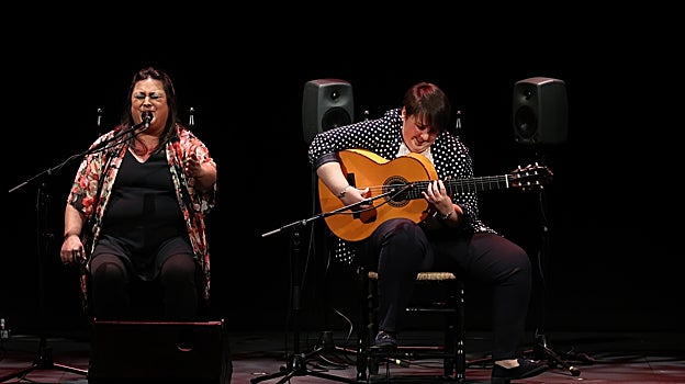 Alba Espert durante su intepretación con acompañamiento