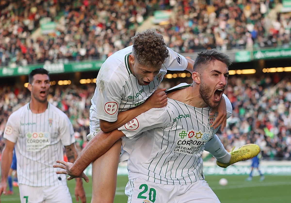 Antonio Casas y Simo celebran el 2-1 del Córdoba, este domingo, ante el Linares
