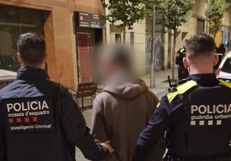 Herido de una cuchillada en la pierna en el Raval de Barcelona