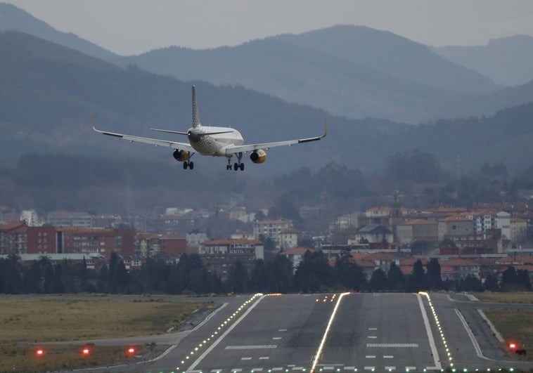 Incidente en el Aeropuerto de Bilbao: tres turistas ebrios obligan a retrasar un despegue