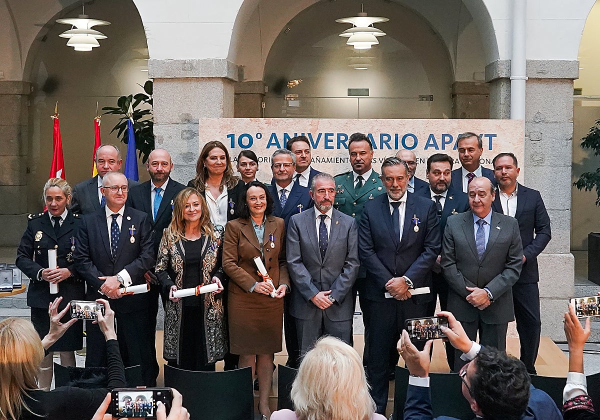 El presidente de Apavt, Miguel Ángel Folguera (en el centro), junto a los premiados por su labor a favor de las víctimas del terrorismo