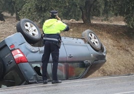 Accidente Córdoba |El vuelco de un turismo en la Sierra de Aras de Lucena se salda con un herido