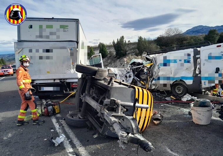 Un hombre de 27 años muere en un accidente de tráfico entre tres vehículos en Valencia