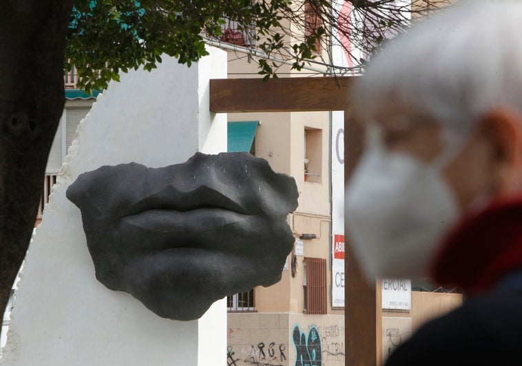 Alicante recuerda con un monumento a los fallecidos por el coronavirus y a los profesionales esenciales