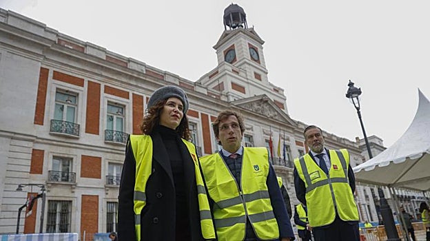 La presidenta de la Comunidad de Madrid, Isabel Díaz Ayuso, y el alcalde de la capital, José Luis Martínez-Almeida, acompañados por el consejero de Justicia, Enrique López, durante su visita a la Puerta del Sol