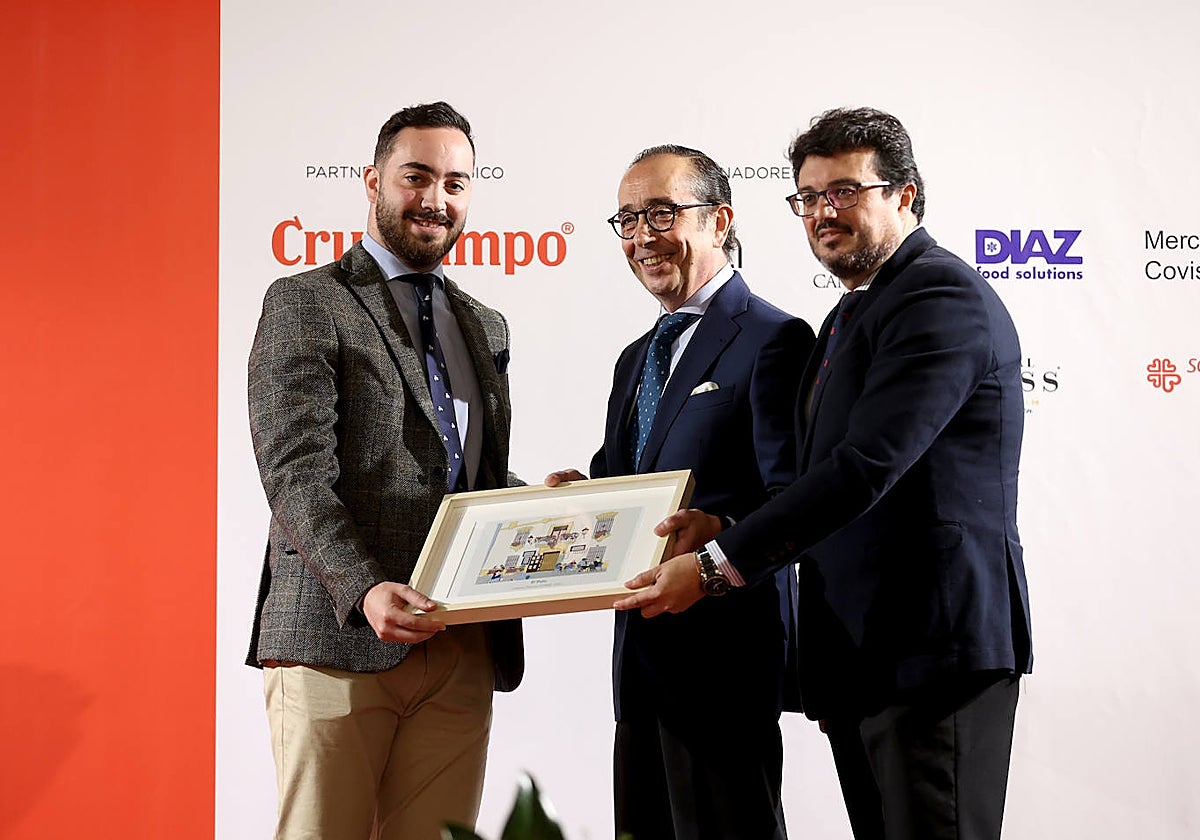 El director de ABC Córdoba, Francisco J. Poyato, hace entrega de un premio