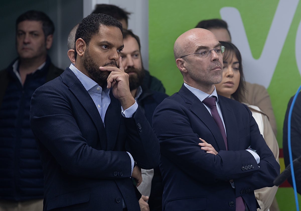 El secretario general de Vox, Ignacio Garriga, y el vicepresidente del partido Jorge Buxadé, en la sede nacional de la formación derechista