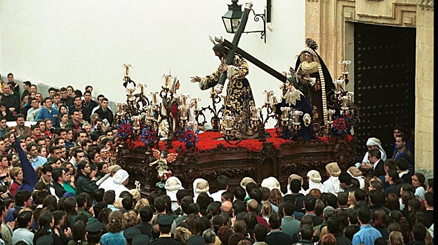 El paso de misterio sale por la puerta de la calle Lope de Hoces en 2000