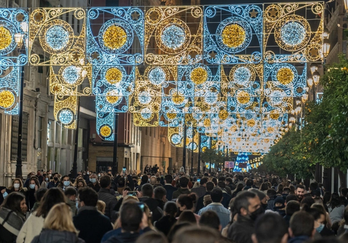 Calle de Sevilla iluminada por Navidad