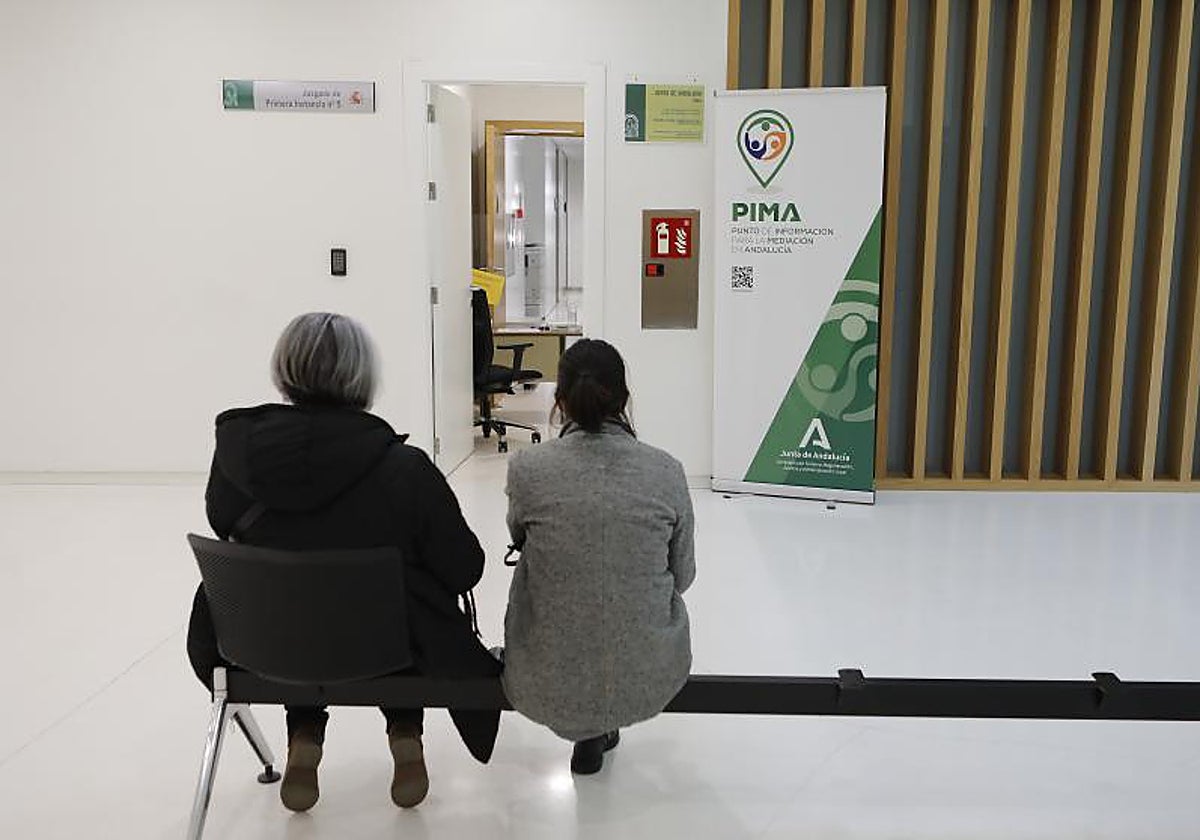 Dos mujeres en uno de los pasillos de la Ciudad de la Justicia de Córdoba