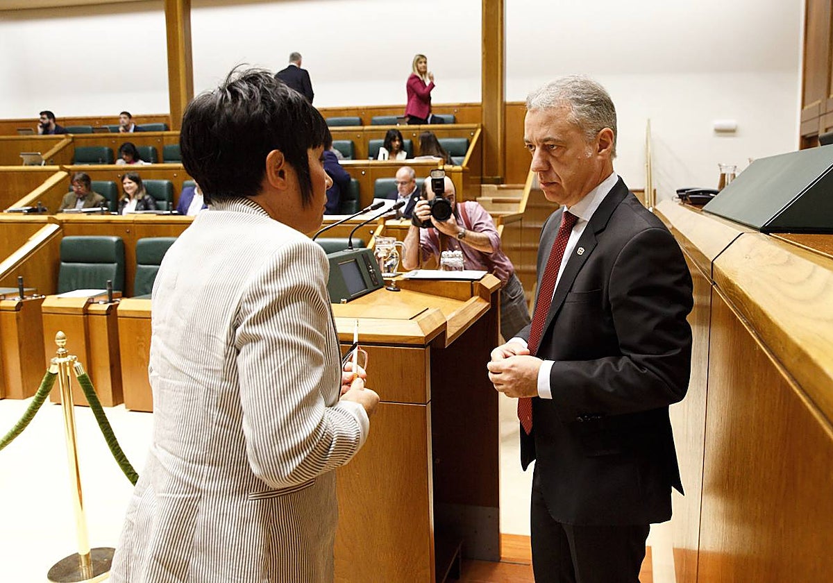 La portavoz de EH Bildu, Maddalen Iriarte, y el lehendakari, iñigo Urkullu, conversan en el Parlamento vasco