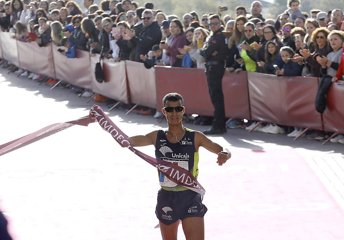 Mohamed Lansi cruza la línea de meta en la Media Maratón de Córdoba 2019