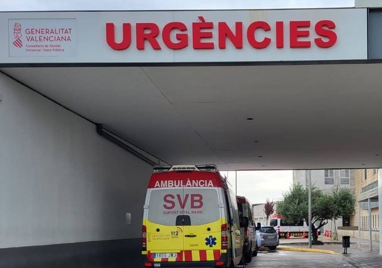 La situación en Urgencias del hospital de Alzira empeora: una treintena de pacientes esperan cama