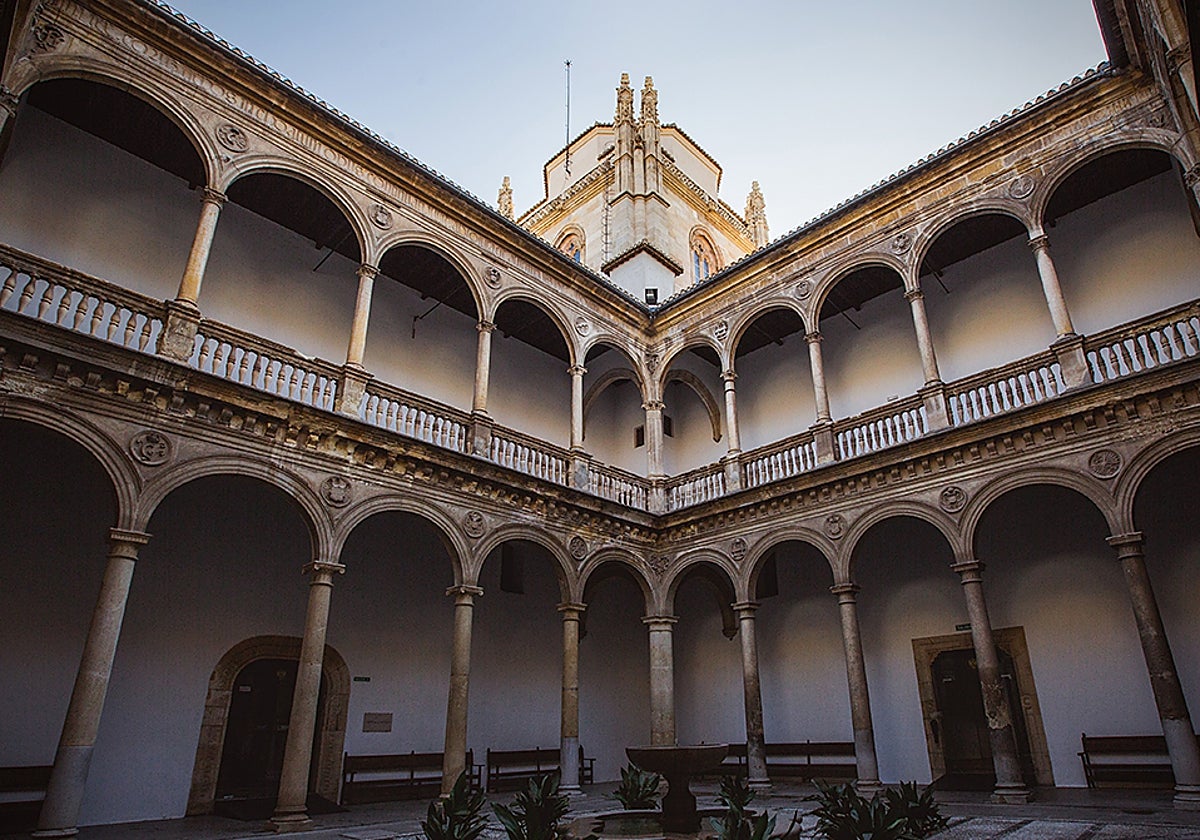 Patio del Hospital Real de la Universidad de Granada