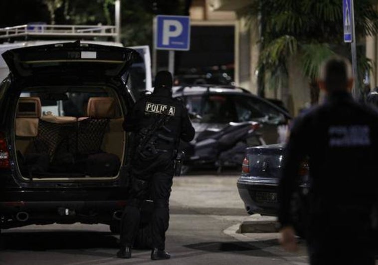 Un hombre tirotea a un vecino en un ataque de celos por abrirle la puerta del rellano a su mujer