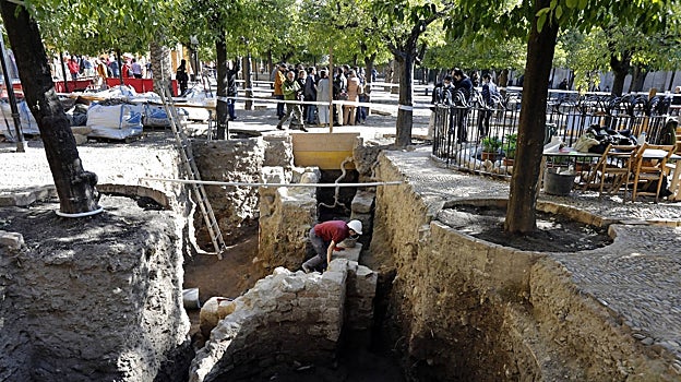 Restos arqueológicos en el Patio de los Naranjos de la Mezquita-Catedral de Córdoba